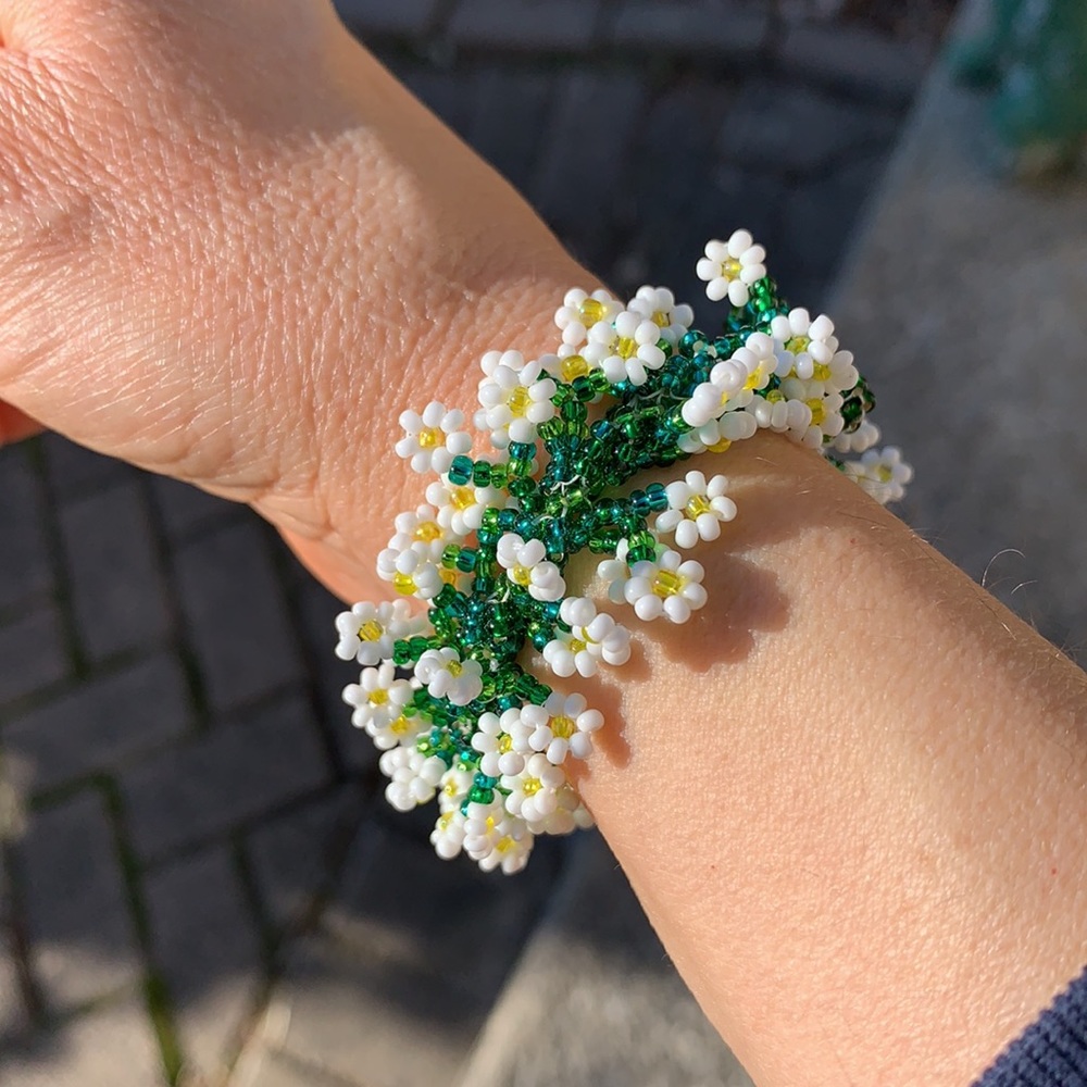 🌷3 for$25🌷Handmade, US OS, White Yellow & Green Beaded Daisy Bracelet - Picture 4 of 7
